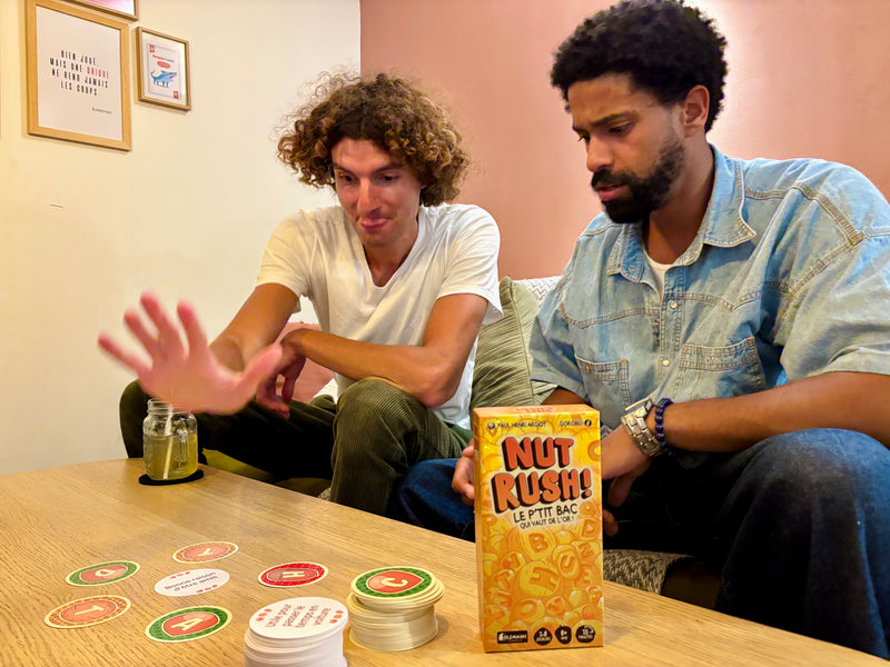 Deux amis en pleine partie de Nut Rush