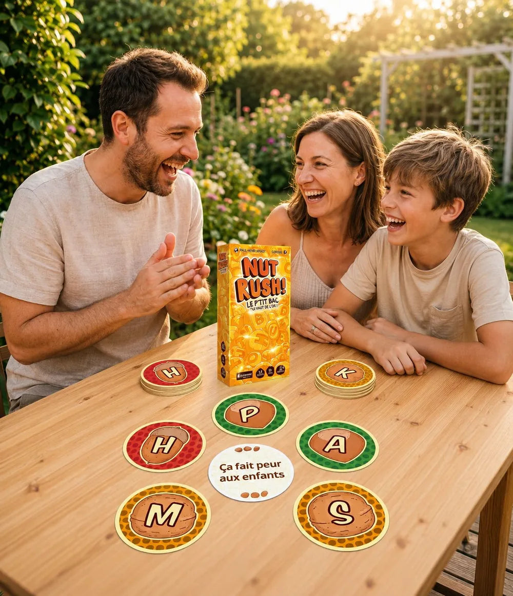 Une famille éclate de rire en jouant à Nut Rush dans le jardin